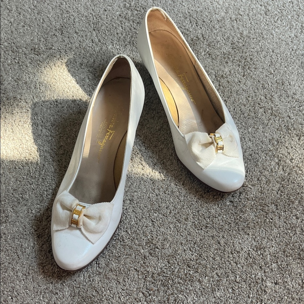 Ferragamo sz9.5B 2 inch white heels with grosgrain bows and gold hardware Italy